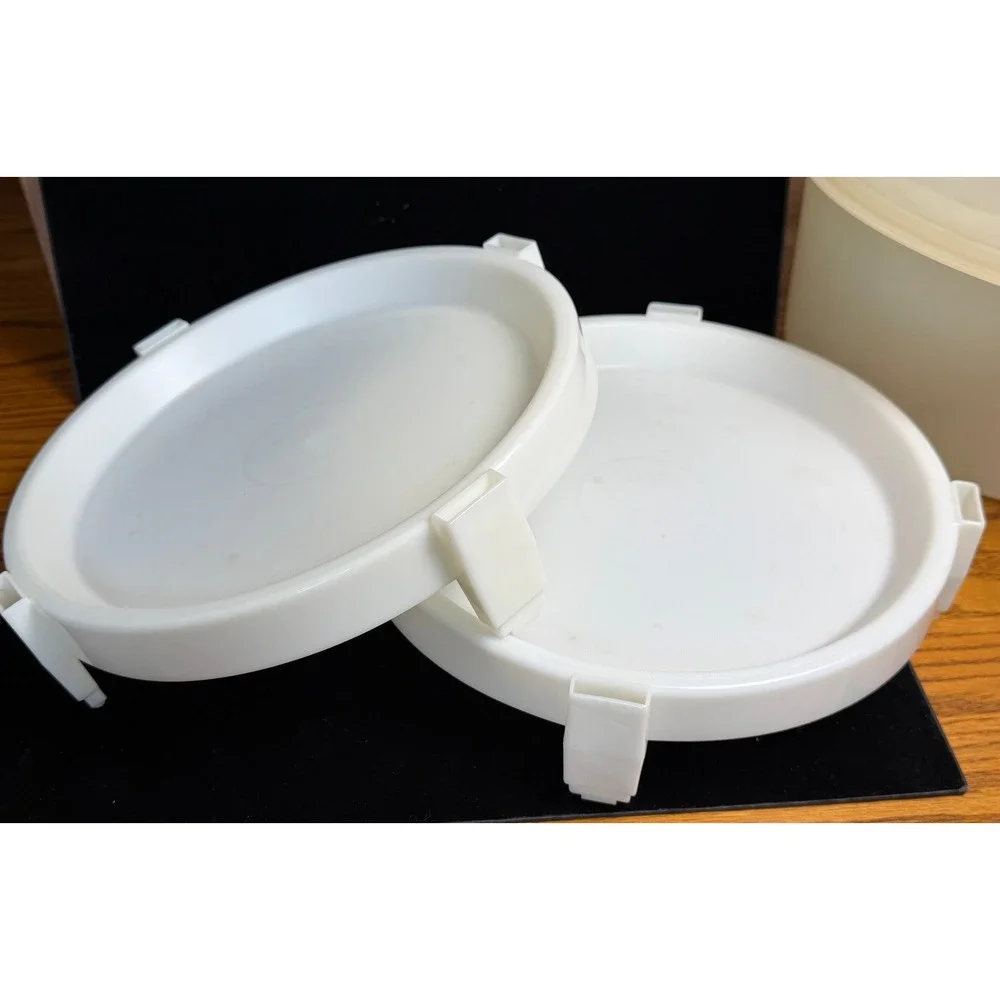 Tupperware vintage divide